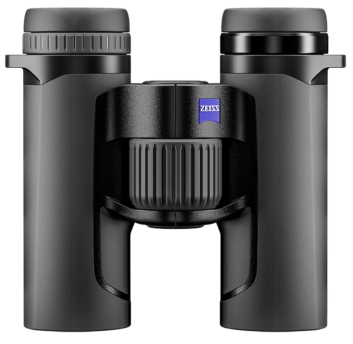 Ein kompaktes, anthrazitfarbenes ZEISS Victory SFL Taschenfernglas in der Frontalansicht, freigestellt auf einem weißen Hintergrund. Das schlanke Gehäuse zeigt das markante quadratische, blaue ZEISS-Logo auf der oberen Brücke direkt über dem großen, verti