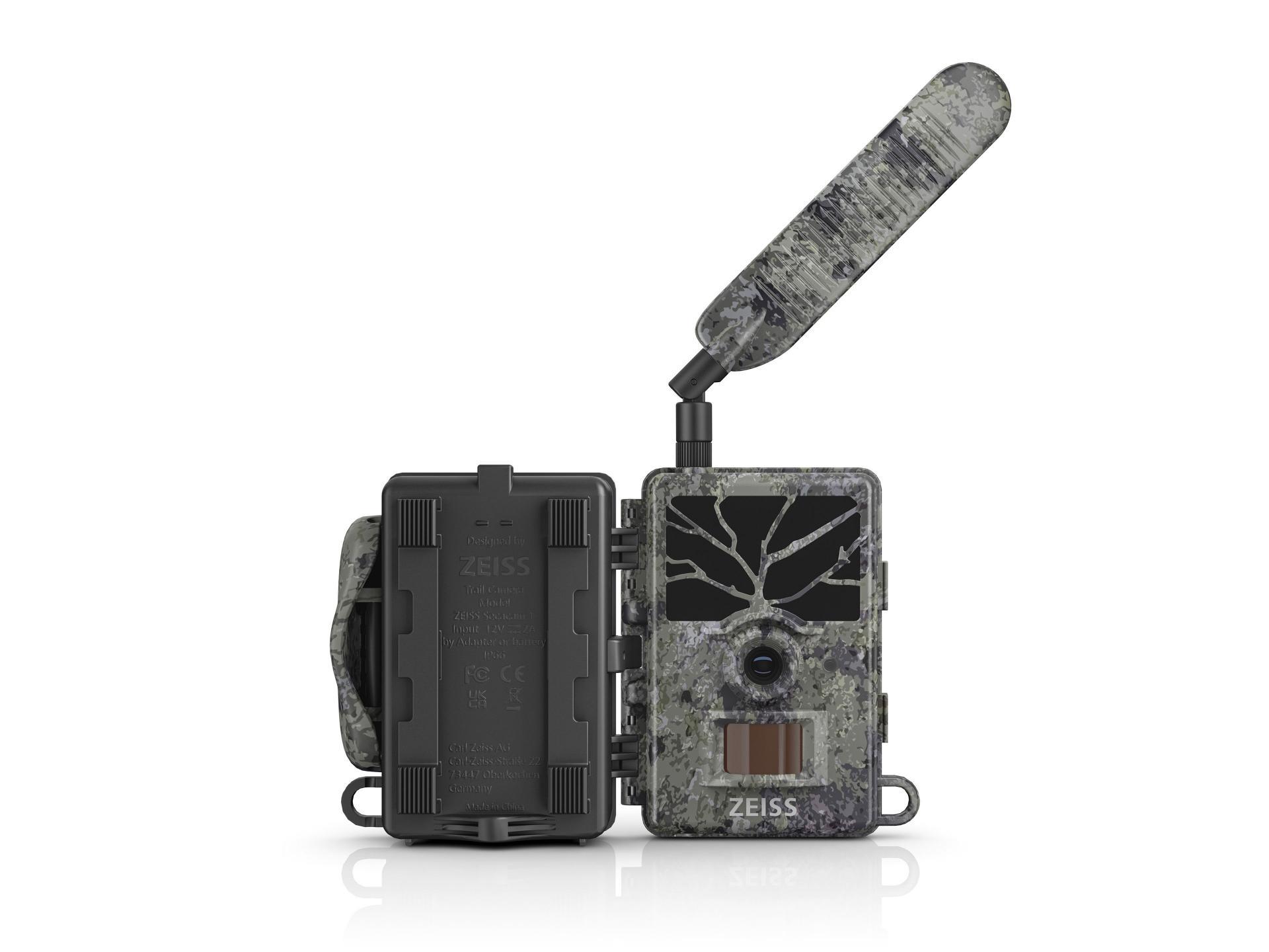 Geöffnete ZEISS Secacam 1 Wildkamera in Camouflage-Optik mit sichtbarem Innenbereich und aufgerichteter Antenne vor weißem Hintergrund.