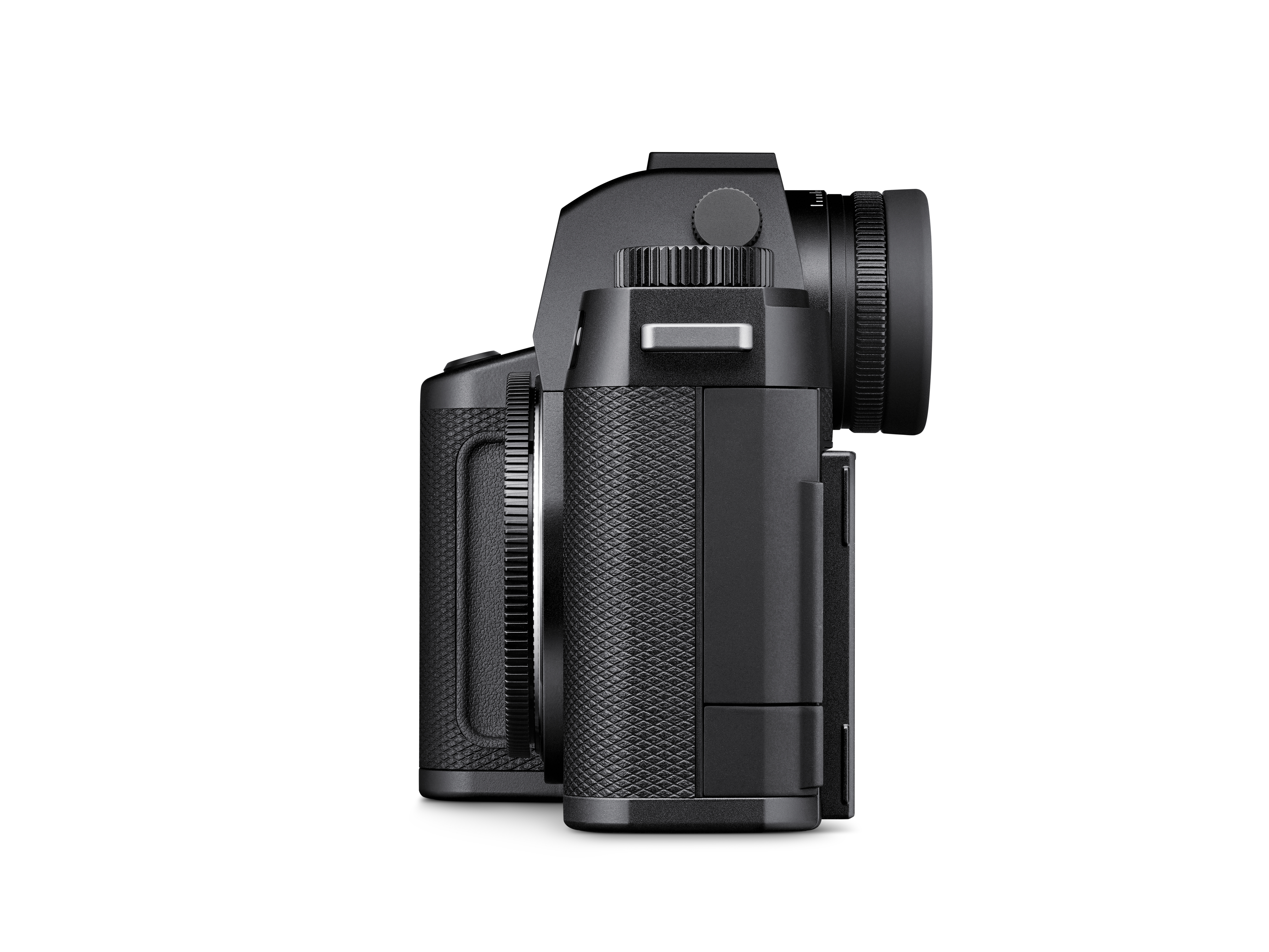 Die vertikale Seitenansicht der mattschwarzen Leica SL3-P Vollformat-Systemkamera (linke Gehäuseseite) vor weißem Hintergrund mit Blick auf die Schnittstellen-Abdeckungen, die Trageriemenöse, das strukturierte Gehäuse-Finishing sowie das markante, weit he