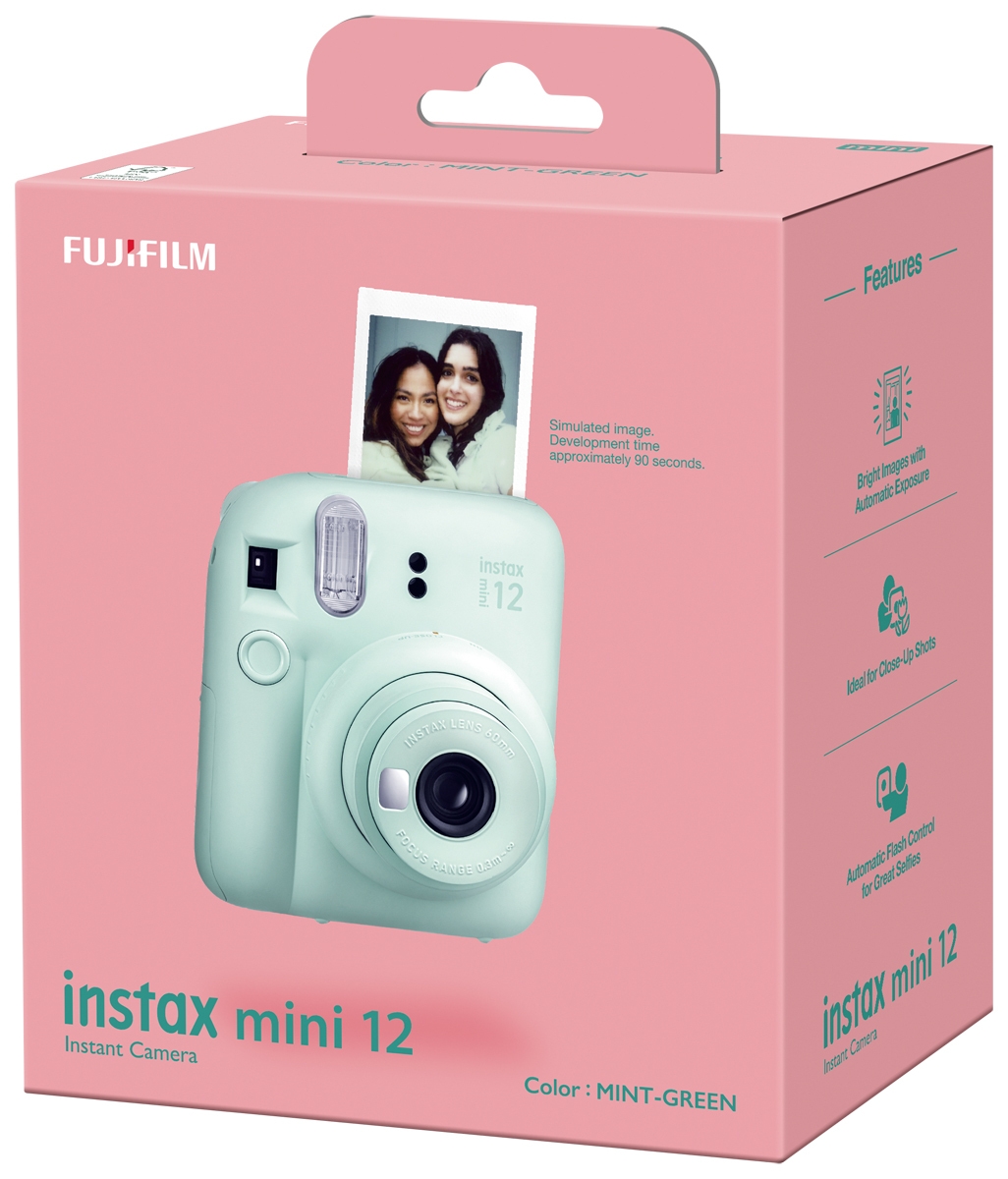 Die rosafarbene Originalverpackung (OVP) der Fujifilm Instax Mini 12 Sofortbildkamera in einer schrägen Dreiviertelansicht vor weißem Hintergrund mit einer großen Produktabbildung der pastellgrünen Kamera in der Farbvariante „Mint Green“ sowie aufgedruckt