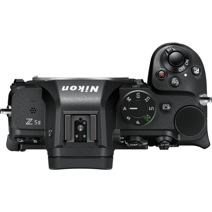 Direkte Draufsicht auf das Gehäuse einer schwarzen Nikon Z5 II Systemkamera vor weißem Hintergrund mit detaillierter Sicht auf die Gehäuseoberseite inklusive Z5 II-Modellprägung, mechanischem Modus-Wahlrad, ISO-Taste, Ein- und Ausschalter sowie dem Blitzs