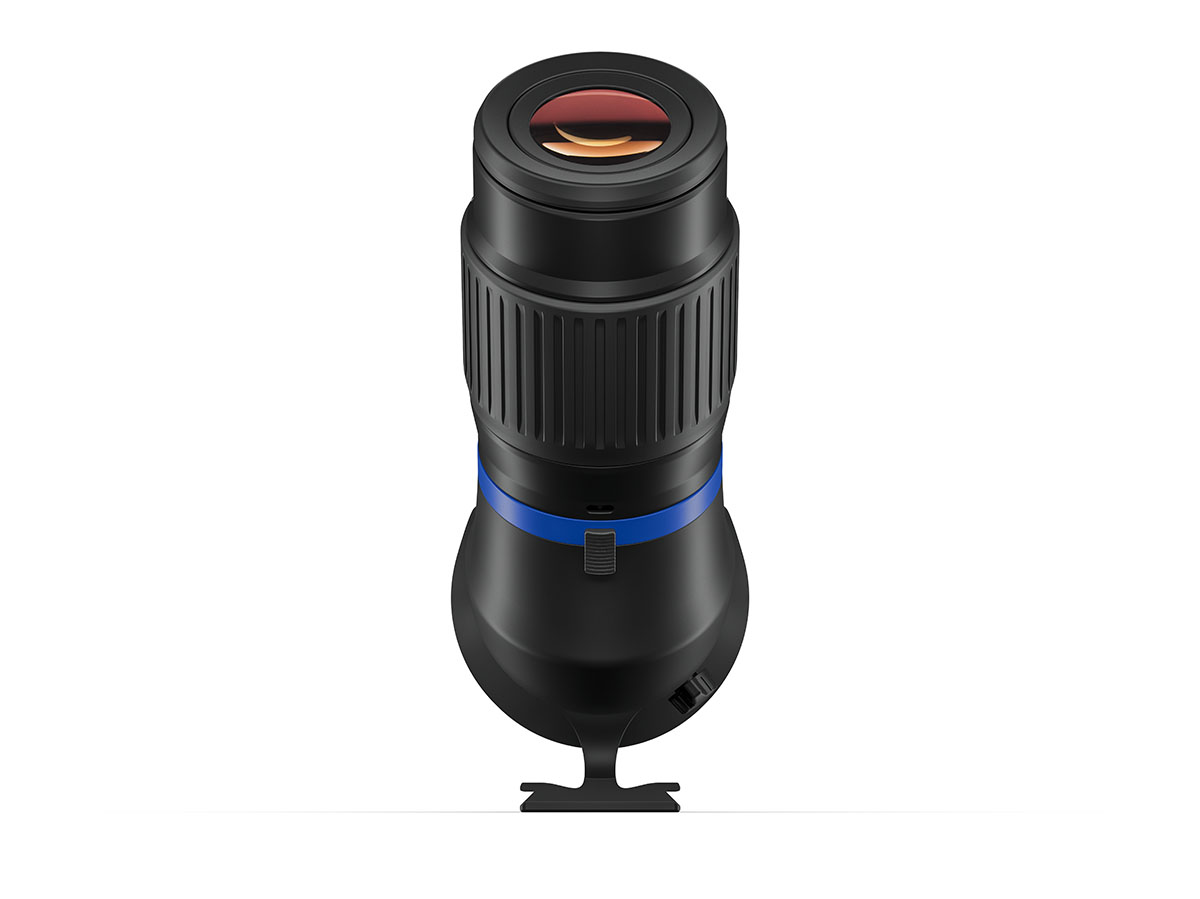 Eine vertikale Ansicht von hinten auf ein schwarzes ZEISS Conquest Spektiv, freigestellt auf weißem Hintergrund. Die Okularlinse am oberen Ende zeigt eine rötlich-orangefarbene Antireflexbeschichtung. Das Gehäuse verfügt über einen breiten, geriffelten Ei