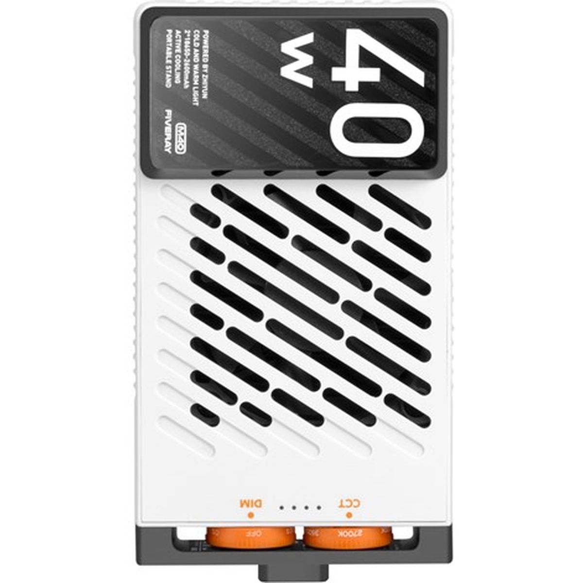 Ein kompaktes Zhiyun Fiveray M40 LED-Dauerlicht in einer schrägen Dreiviertelansicht vor weißem Hintergrund mit einem weißen Gehäuse, diagonalen Lüftungsschlitzen auf der Vorderseite, zwei orangefarbenen Einstellrädern am unteren Rand und einer markanten