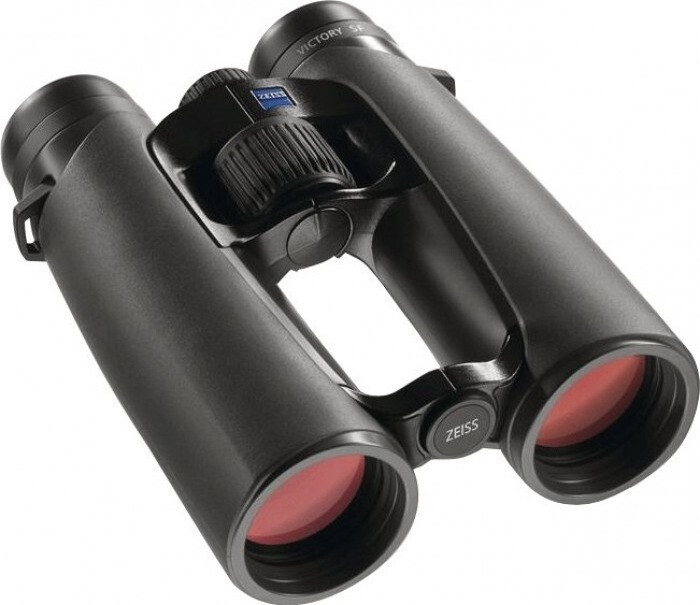 Das schwarze Premium-Dachkantfernglas ZEISS Victory SF (Modell 8x42 oder 10x42), schräg von vorne oben vor einem rein weißen Hintergrund fotografiert. Das Modell verfügt über eine ergonomische, offene Doppelbrücke, auf deren vorderem Steg der weiße „ZEISS