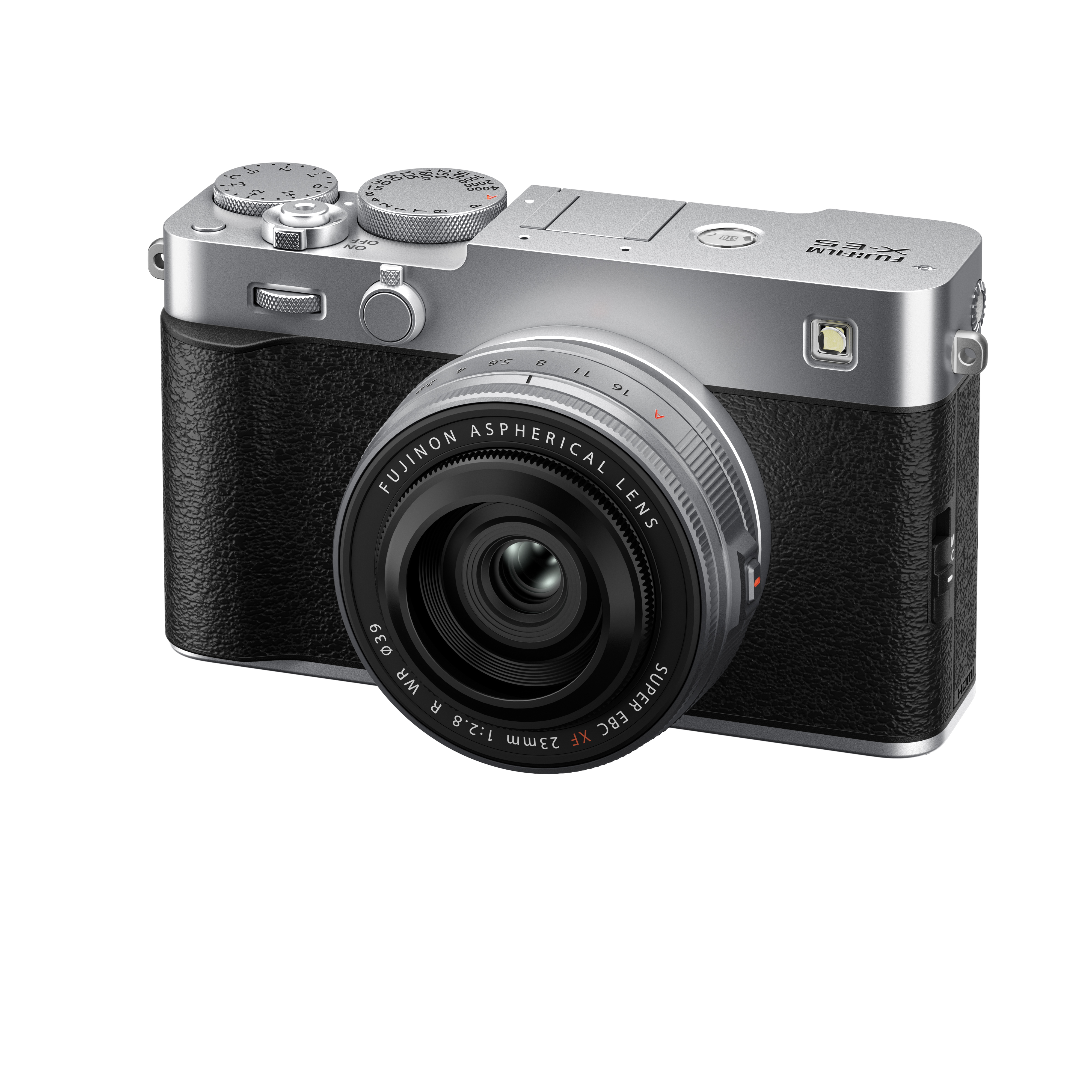 Silber-schwarze Fujifilm X-E5 spiegellose Systemkamera in der schrägen Vorderansicht vor weißem Hintergrund, mit aufgesetztem kompakten, silbernen Fujinon XF 23mm f/2 R WR Objektiv, Sucherfenster, integriertem Blitz und analogen Einstellrädern auf der Geh