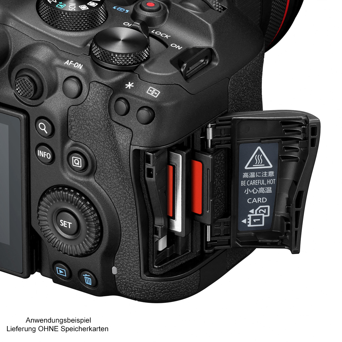 Nahaufnahme des geöffneten Speicherkartenfachs einer Canon EOS R6 Mark II DSLM-Kamera mit zwei SD-Karten zur Veranschaulichung der dualen Speicherfunktion vor weißem Hintergrund.
