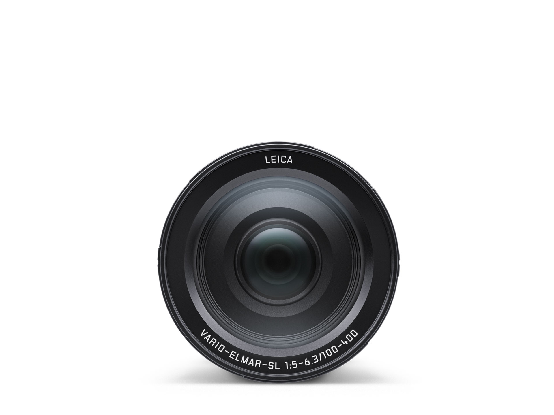 Frontansicht eines schwarzen Leica Super-Vario-Elmar-SL Zoomobjektivs mit großer sichtbarer Frontlinse und weißer Objektivbeschriftung vor weißem Hintergrund.
