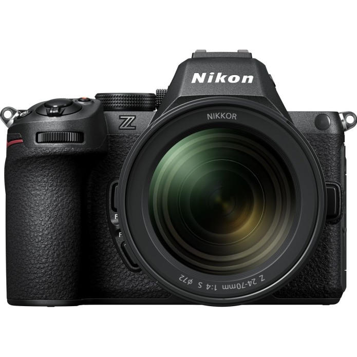 Direkte Frontansicht einer schwarzen Nikon Z6 II Systemkamera vor weißem Hintergrund mit montiertem NIKKOR Z 24-70mm f/4 S Zoom-Objektiv, geschlossenem LCD-Bildschirm und deutlich sichtbarem Nikon-Markenlogo auf dem Sucherhügel.