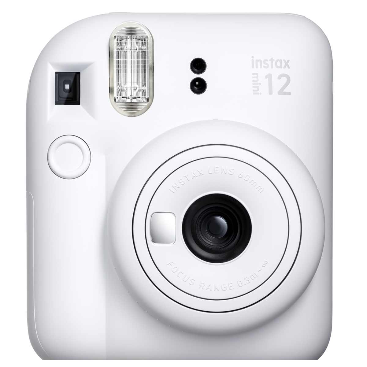 Eine schräge Dreiviertelansicht der weißen Fujifilm Instax Mini 12 Sofortbildkamera vor weißem Hintergrund mit direktem Blick auf das ausgedrehte Objektiv mit der Aufschrift „INSTAX LENS 60mm“, den integrierten vertikalen Blitz, den kleinen Selfie-Spiegel