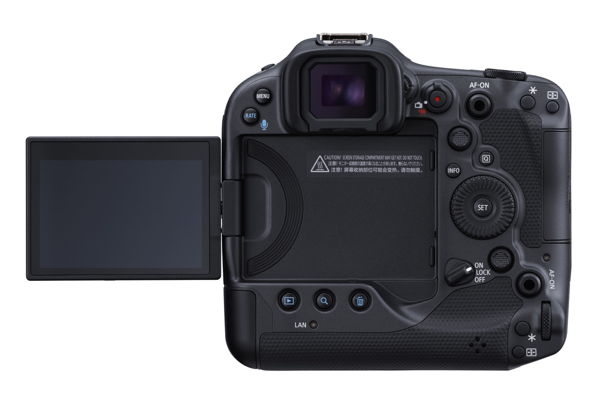 Rückansicht einer schwarzen Canon EOS R3 Systemkamera mit seitlich ausgeklapptem Display, elektronischem Sucher sowie zahlreichen Tasten und Einstellrädern.