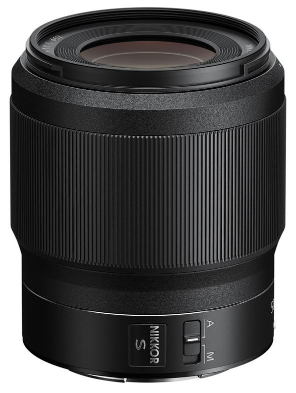 Das schwarze Nikon Nikkor Z 50 mm f/1.8 S Festbrennweiten-Objektiv in einer schrägen Dreiviertelansicht von oben vor weißem Hintergrund mit direktem Blick auf das quadratische „NIKKOR S“-Logo, den A/M-Fokusmodusschalter und den breiten Einstellring.