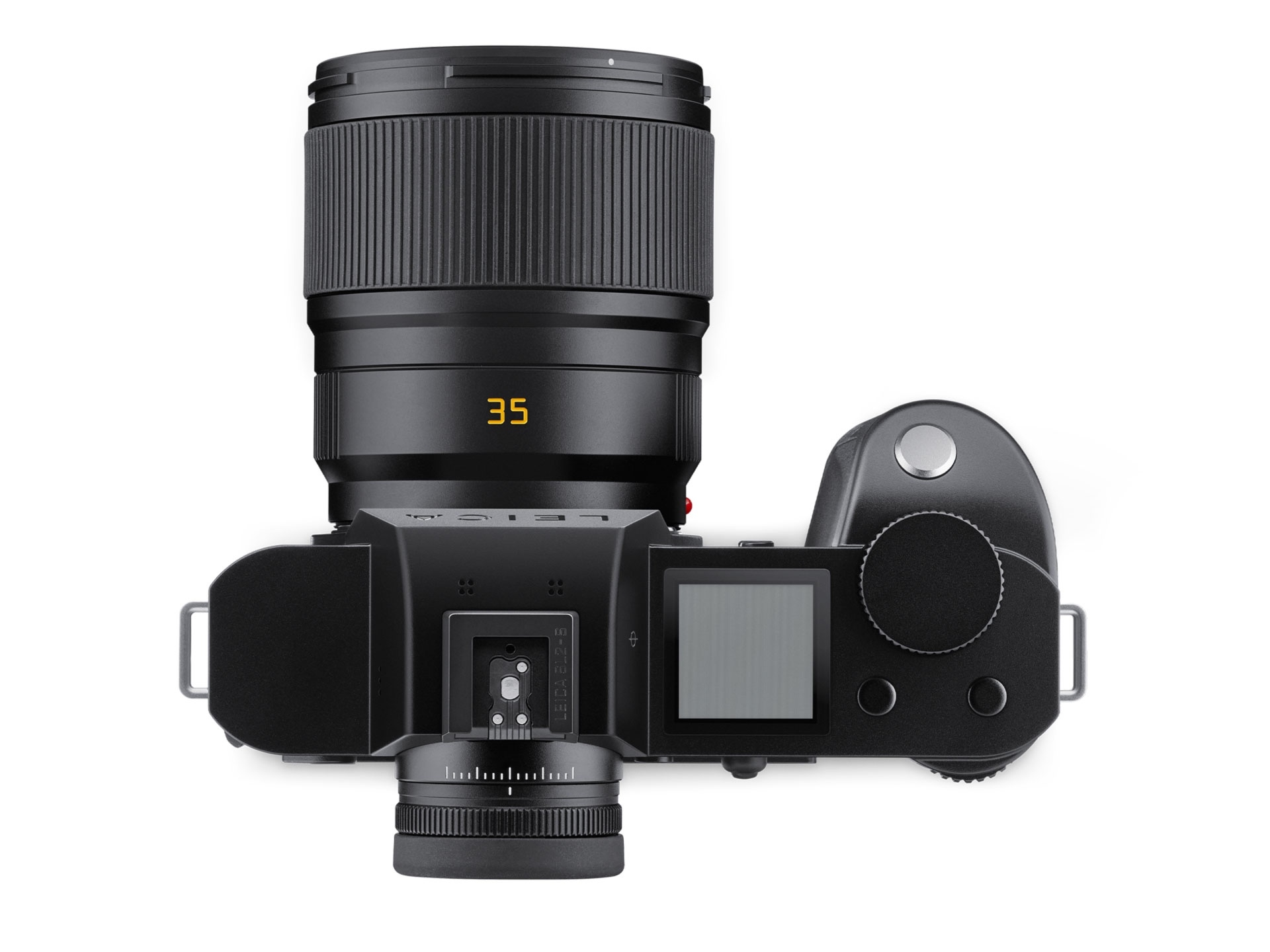 Draufsicht auf eine schwarze Leica Systemkamera mit angesetztem 35-mm-Festbrennweitenobjektiv, gelber „35“-Markierung und Bedienelementen auf der Kameraoberseite.