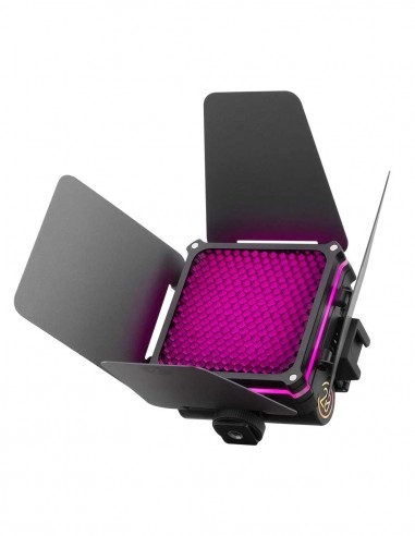Eine eingeschaltete Zhiyun Fiveray M20C RGB LED-Videoleuchte aus der Combo-Ausführung, leicht schräg von vorn auf weißem Hintergrund fotografiert. Auf der Gehäusefront ist ein schwarzer Wabenaufsatz (Grid) montiert, und die Leuchte strahlt in einem kräfti