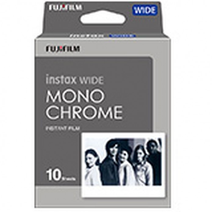 Vorderansicht der grau-weißen Produktverpackung des Fujifilm instax WIDE Monochrome Sofortbildfilms vor weißem Hintergrund mit Aufschrift „10 Sheets“ und dem Beispielfoto einer Personengruppe im typischen Schwarz-Weiß-Stil.