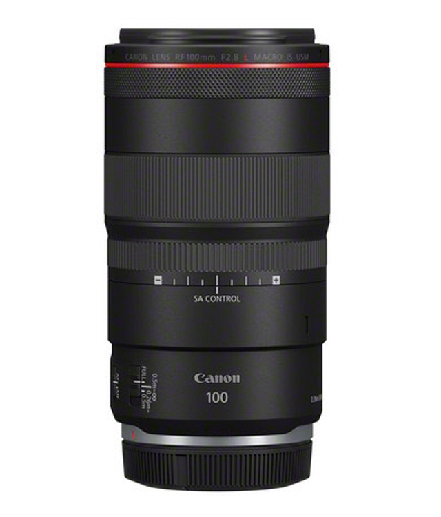 Schwarzes Canon RF 100-mm-Makroobjektiv mit rotem Ring, breiten Einstellringen und „SA Control“-Skala vor weißem Hintergrund.