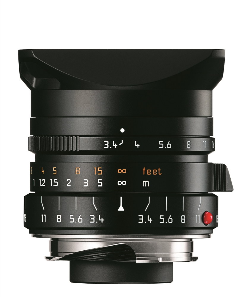 Schwarzes Leica Weitwinkelobjektiv mit aufgesetzter Gegenlichtblende, Blenden- und Entfernungsskala sowie roter Leica-Markierung vor weißem Hintergrund.
