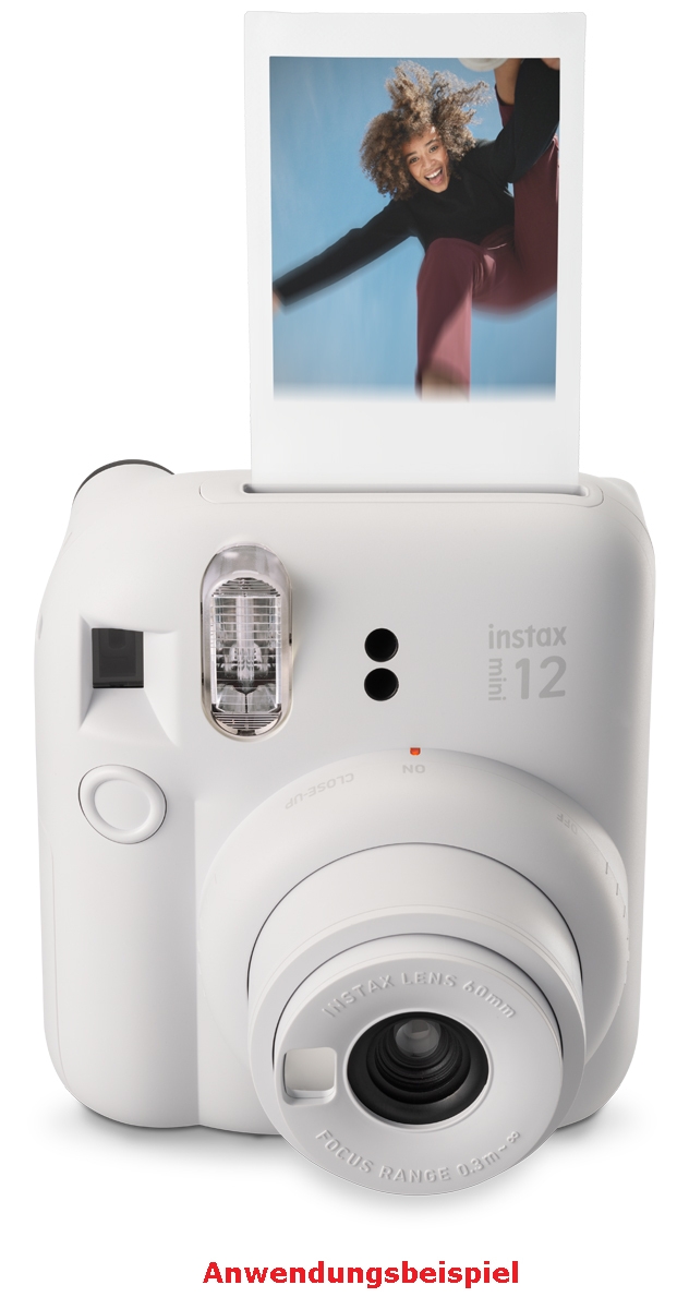 Eine schräge Dreiviertelansicht der weißen Fujifilm Instax Mini 12 Sofortbildkamera vor weißem Hintergrund mit direktem Blick auf das ausgedrehte Objektiv mit der Aufschrift „INSTAX LENS 60mm“, den integrierten vertikalen Blitz, den kleinen Selfie-Spiegel