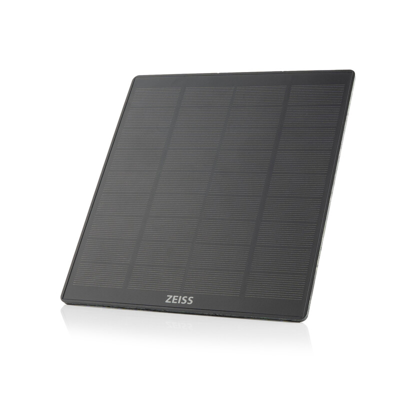 Das quadratische, dunkelgraue ZEISS Secacam Solar Panel Pro in einer schrägen Dreiviertelansicht, freigestellt auf einem weißen Hintergrund mit einer leichten Spiegelung an der Unterseite. Die strukturierte Solarfläche ist leicht nach hinten geneigt und z