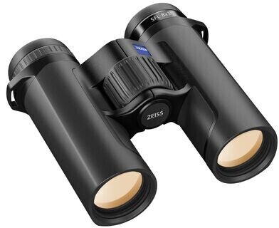 Das ultraleichte, schwarze ZEISS SFL 8x30 Premium-Dachkantfernglas aus der Victory-Familie, schräg von oben vor einem rein weißen Hintergrund fotografiert [image_2mhBP4.png]. Auf dem rechten Gehäusering des Okulars prallt die weiße Modellbezeichnung „SFL