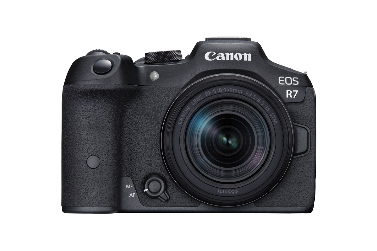 Canon EOS R7 spiegellose APS-C-Systemkamera mit Objektiv in Frontansicht