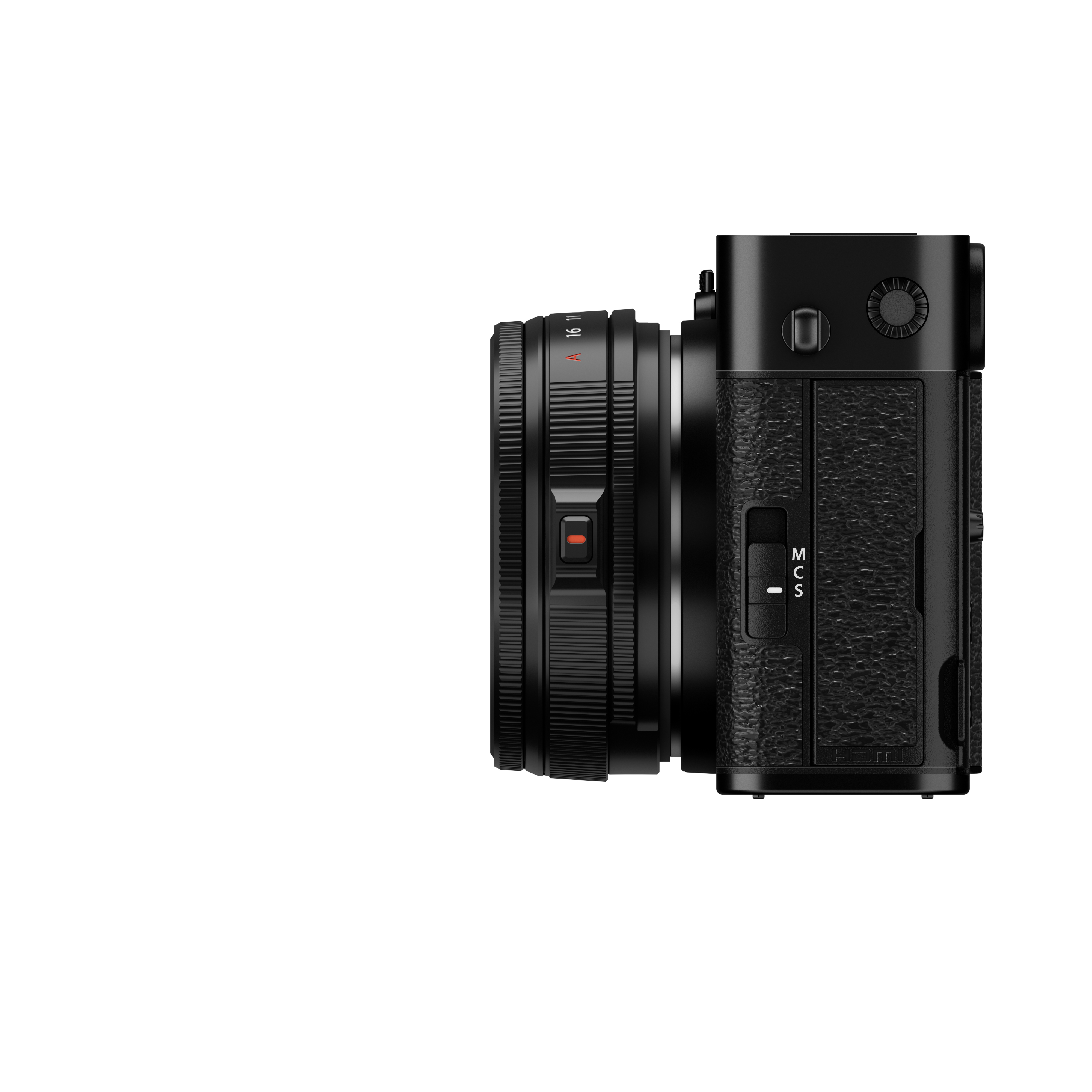 Schwarze spiegellose Systemkamera der Fujifilm X-E Serie in der linken Seitenansicht vor weißem Hintergrund, mit Fokus auf den Fokusmodus-Schalter (M, C, S) am strukturierten Kameragehäuse und ein angesetztes, kompaktes schwarzes Fujinon Objektiv.