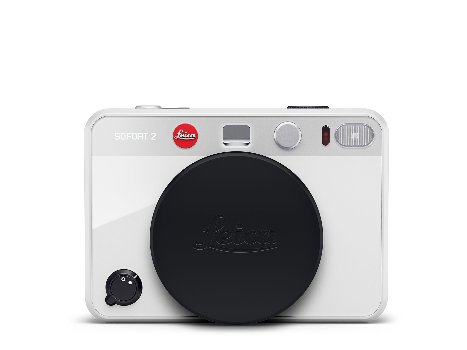 Eine direkte Frontalansicht einer weiß-schwarzen Leica SOFORT 2 Hybrid-Sofortbildkamera, freigestellt auf einem weißen Hintergrund. Das zentrale, runde Objektiv ist mit einem mattschwarzen Kunststoff-Objektivdeckel geschützt, auf dem der geschwungene „Lei