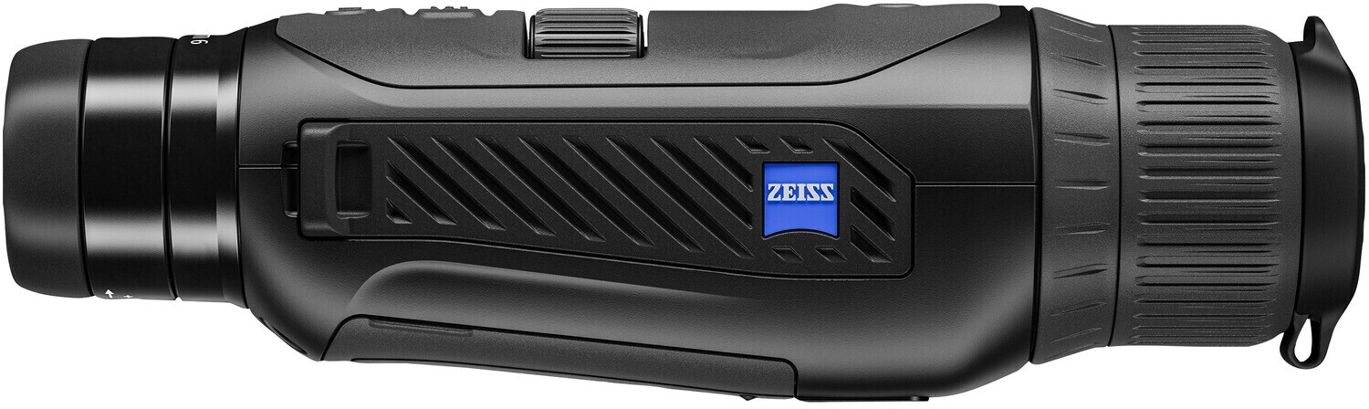 Die direkte Seitenansicht der High-End-Wärmebildkamera ZEISS DTI 6, horizontal ausgerichtet und freigestellt vor einem rein weißen Hintergrund [image_FTkBeU.png]. Das ergonomische, mattschwarze Gehäuse zeigt auf der Flanke eine strukturierte Kunststoffein