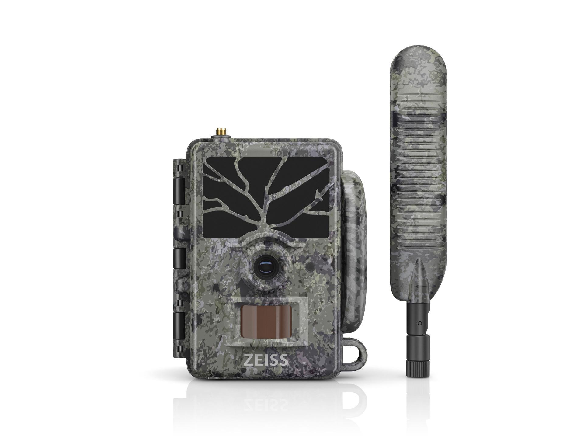 ZEISS Secacam 1 Wildkamera in Camouflage-Optik mit separat danebenstehender Antenne vor weißem Hintergrund.
