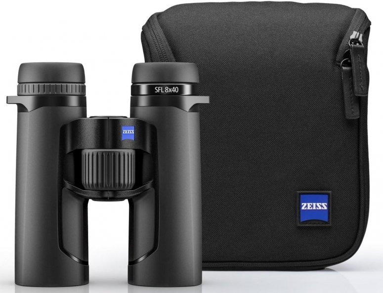 Das schwarze Premium-Dachkantfernglas ZEISS SFL 8x40 steht in der Frontansicht links neben der dazugehörigen, geschlossenen schwarzen Fernglastasche vor einem rein weißen Hintergrund. Am rechten Gehäusering des Fernglases ist die weiße Aufschrift „SFL 8x4