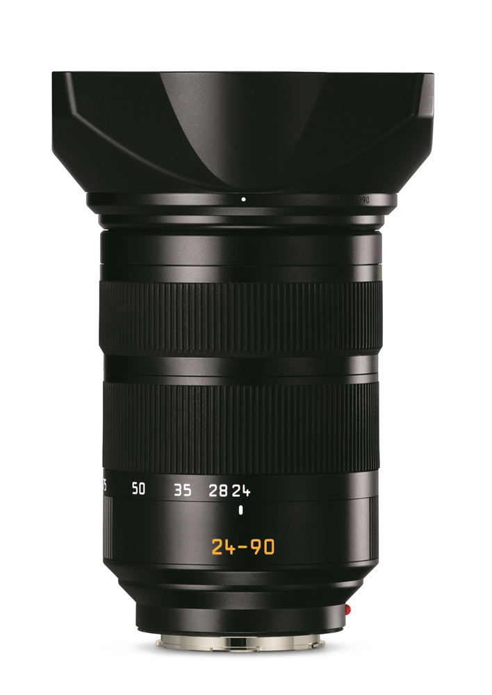 Schwarzes Zoomobjektiv mit Brennweitenbereich 24–90 mm, breiten geriffelten Einstellringen und aufgesetzter Gegenlichtblende vor weißem Hintergrund.