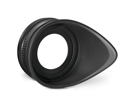 Schräge Vorderansicht einer einzelnen, ergonomisch geformten Swarovski Optik WE Augenmuschel aus schwarzem Gummi vor weißem Hintergrund mit seitlichem Lichtschutz (Flügel) für Okulare und geriffeltem Schraubring.