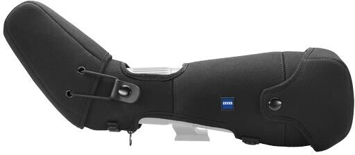 Eine maßgeschneiderte, schwarze ZEISS Neopren-Bereitschaftstasche (Stay-on-Case) für ein Spektiv mit Schrägeinblick, freigestellt auf weißem Hintergrund. Die Schutzhülle umschließt das gesamte Spektiv und verfügt über Aussparungen für den Stativfuß und di