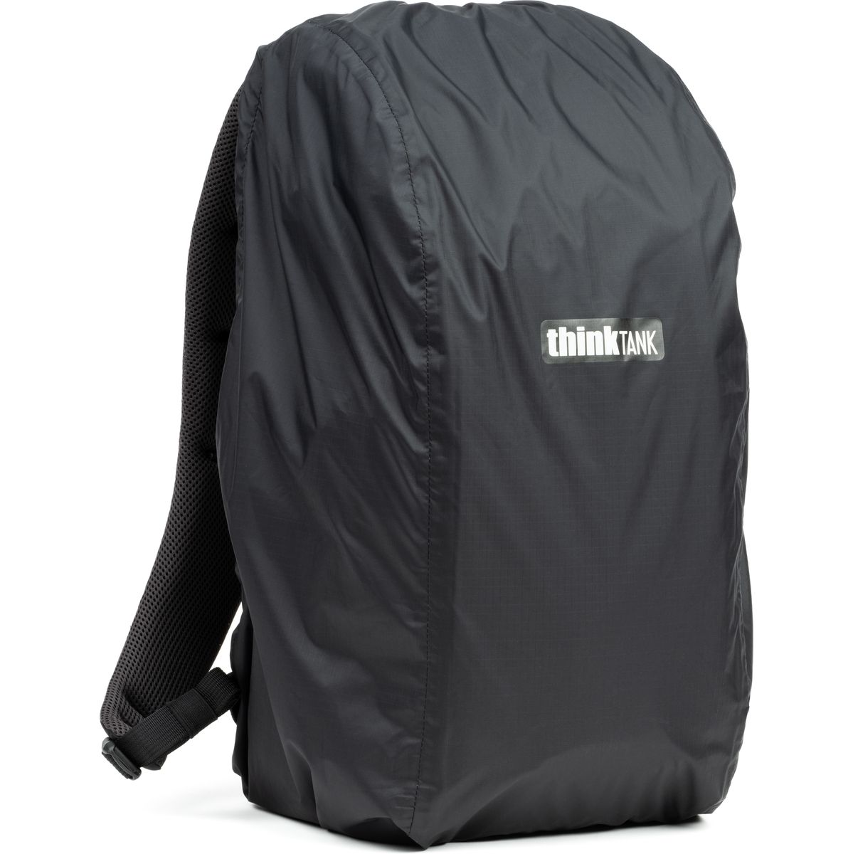 Schwarzes Raincover über einem Kamerarucksack zum Schutz vor Regen und Nässe.