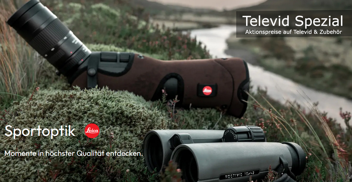 Ein Leica Spektiv mit braunem cover sowie ein Leica Fernglas liegen auf einem mossigen Untergrund in der Natur in der Nähe eines Flusses hintereinander