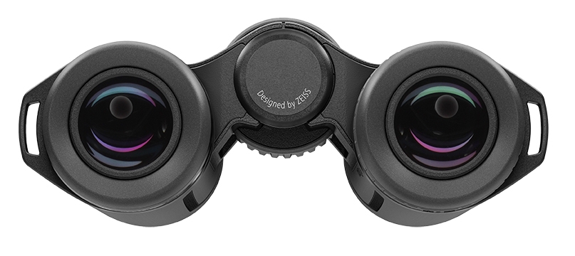 Ein schwarzes ZEISS Victory SFL Fernglas in der direkten Draufsicht von oben auf die beiden Okulare, freigestellt auf einem weißen Hintergrund. Die beiden großen Okularlinsen zeigen eine mehrschichtige Antireflexbeschichtung mit violetten, bläulichen und