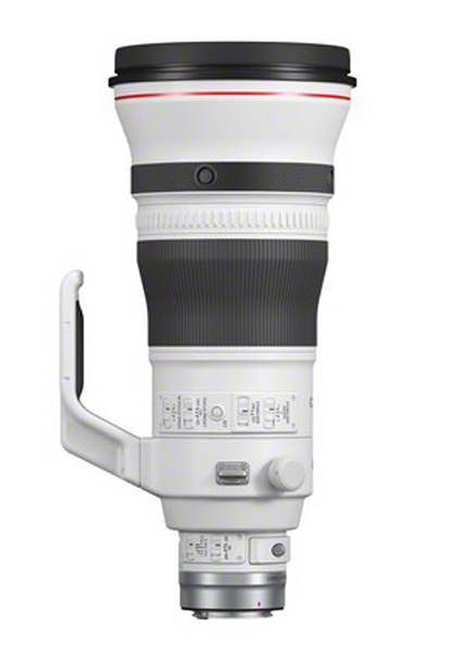 Weißes Canon Teleobjektiv mit rotem Ring, breitem schwarzem Fokussierring und integrierter Stativschelle vor weißem Hintergrund.