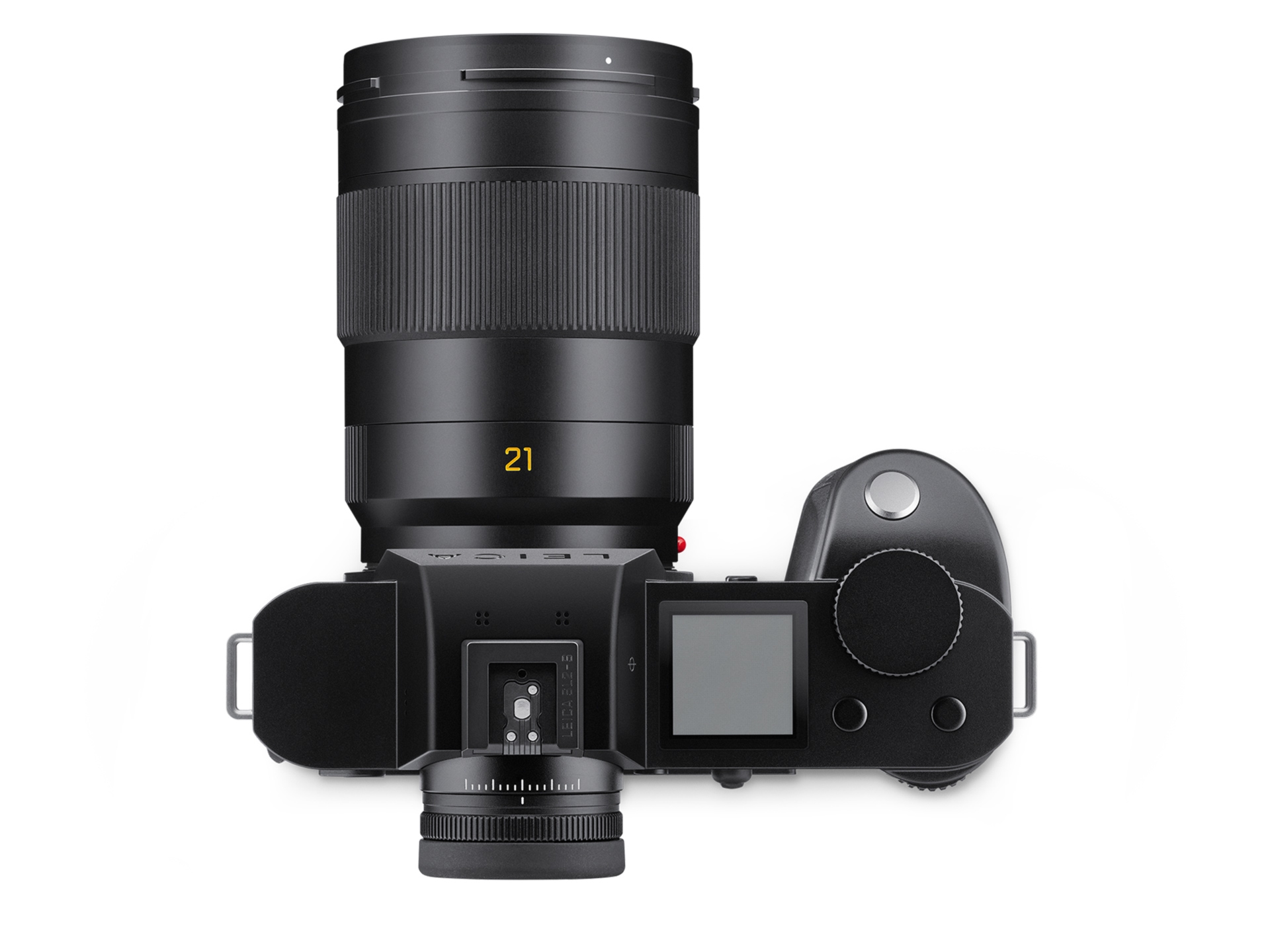 Eine schwarze Systemkamera der Leica SL-Reihe, direkt von oben aus der Vogelperspektive auf einem weißen Hintergrund fotografiert. Auf dem Kamerabody ist ein langes, schwarzes Leica Super-APO-Summicron-SL 21mm f/2 ASPH. Objektiv montiert, auf dessen Obers
