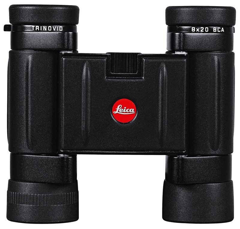 Kompaktes schwarzes Leica-Fernglas mit rotem Leica-Logo in Frontalansicht auf weißem Hintergrund.