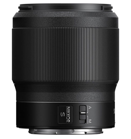 Das schwarze Nikon Nikkor Z 50 mm f/1.8 S Festbrennweiten-Objektiv in einer horizontalen Seitenansicht auf weißem Hintergrund mit direktem Blick auf den breiten Einstellring, das quadratische „NIKKOR S“-Logo und den A/M-Fokusmodusschalter am unteren Tubus