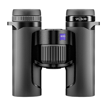 Ein kompaktes, anthrazitfarbenes ZEISS Victory SFL 8x30 Fernglas in der Frontalansicht, freigestellt auf einem weißen Hintergrund mit einem leichten Schatten darunter. Im Zentrum der Brücke befindet sich das quadratische blaue ZEISS-Logo über dem großen,