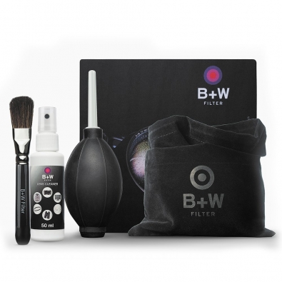 Produktübersicht des B+W Pflegeset 5-teilig (1086190) zur professionellen Reinigung und Pflege von optischen Filtern, Objektiven und hochempfindlichen Oberflächen vor weißem Hintergrund. Aufgereiht vor der schwarzen Originalverpackung mit dem Markenlogo „