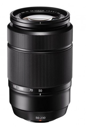 Schwarzes Zoomobjektiv mit geriffeltem Zoom- und Fokusring in schräger Frontalansicht auf weißem Hintergrund.