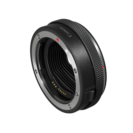Ein schwarzer Canon Objektiv-Adapter EF-EOS R mit Steuerungsring (Control Ring Mount Adapter) in einer schrägen Dreiviertelansicht vor weißem Hintergrund mit direktem Blick auf das EF-Bajonett aus Metall, die goldenen elektronischen Kontaktpins und den ge