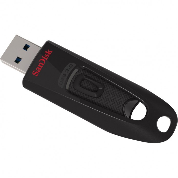 Perspektivische Draufsicht des schwarzen SanDisk Ultra USB 3.0 Flash Drives mit ausgefahrenem USB-A-Anschluss, rotem SanDisk-Schriftzug, Schiebemechanismus und Schlüsselband-Öse auf weißem Hintergrund.