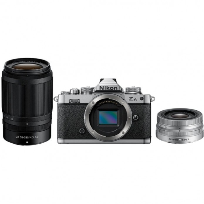 Nikon Z fc spiegellose Systemkamera im Retro-Design, abgebildet als Gehäuse ohne Objektiv, flankiert von einem schwarzen Nikkor Z DX 50-250mm f/4.5-6.3 VR Telezoom-Objektiv links und einem silbernen Nikkor Z DX 16-50mm f/3.5-6.3 VR Pancake-Objektiv rechts