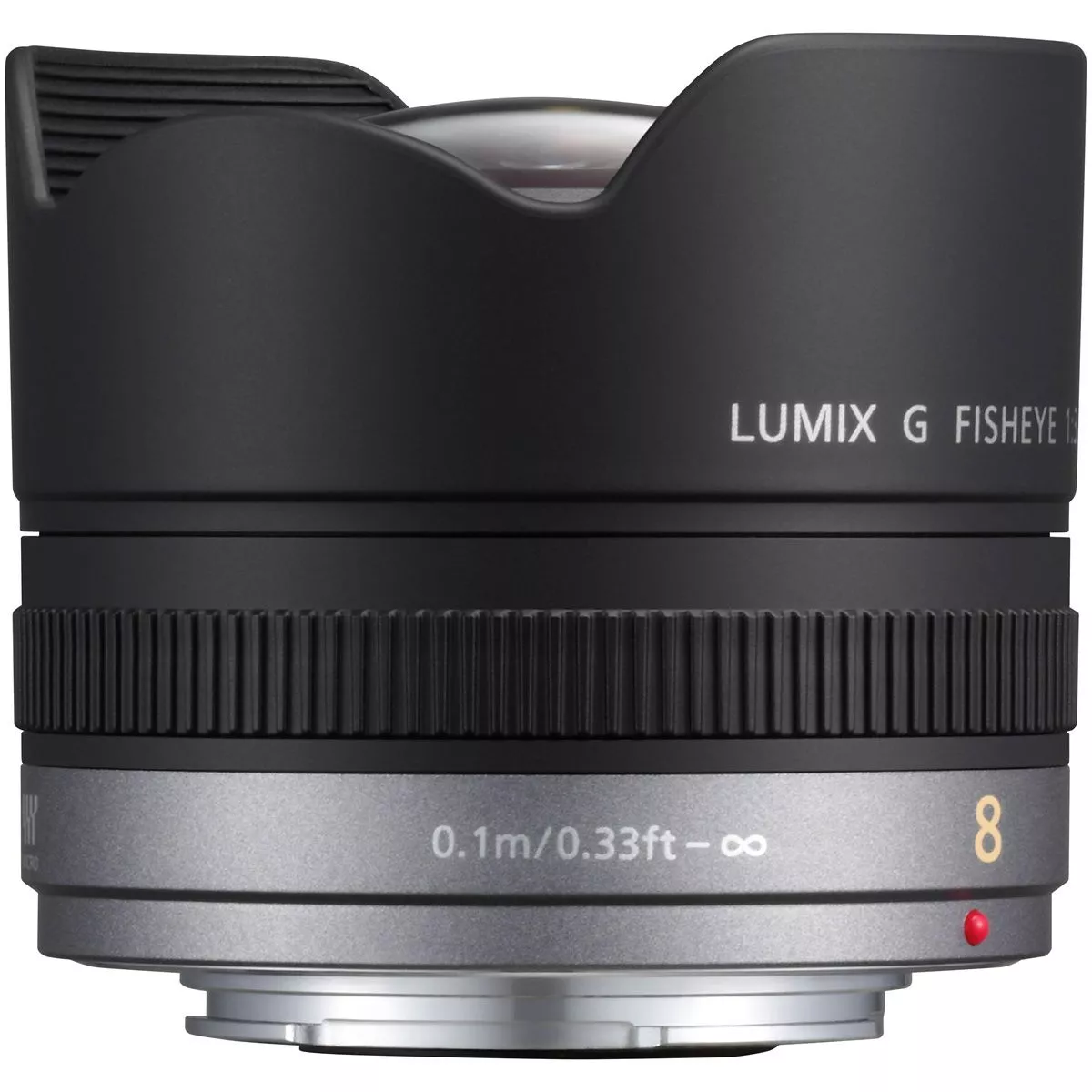 Schwarzes Panasonic Lumix G Fisheye 8-mm-Objektiv mit integrierter tulpenförmiger Gegenlichtblende und Fokussierring vor weißem Hintergrund.