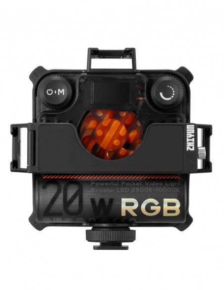 Die Rückansicht eines quadratischen, kompakten Zhiyun Fiveray M20C RGB LED-Videolichts in Schwarz vor einem weißen Hintergrund. Das Gerät befindet sich in einer modularen Halterung mit seitlichen Erweiterungsclips und einem Blitzschuhadapter an der Unters