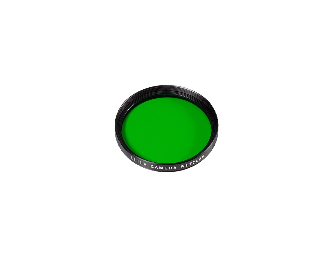 Perspektivische Draufsicht eines runden grünen Leica Kamera-Objektivfilters mit schwarzem Metallrahmen und weißer Randbeschriftung auf weißem Hintergrund.
