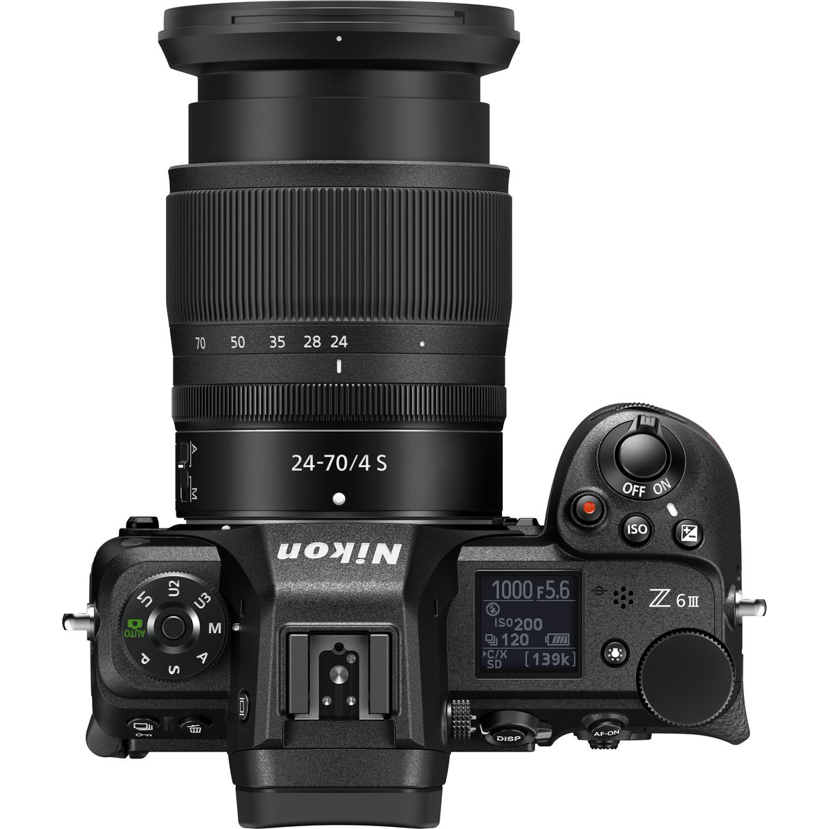 Direkte Draufsicht auf eine schwarze Nikon Z6 III Systemkamera vor weißem Hintergrund mit montiertem NIKKOR Z 24-70mm f/4 S Zoom-Objektiv sowie detaillierter Sicht auf das eingeschaltete Schulterdisplay, das mechanische Modus-Wahlrad und die Z6 III-Modell