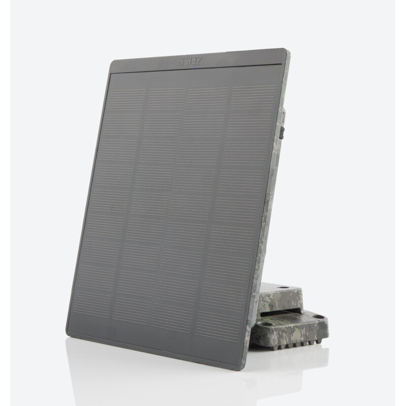 Das quadratische, dunkelgraue ZEISS Secacam Solar Panel in einer schrägen Dreiviertelansicht, freigestellt auf einem weißen Hintergrund mit einer dezenten Spiegelung an der Unterseite. Die strukturierte Solarfläche ist leicht nach hinten geneigt. An der R